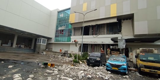 Bukan Ledakan, Plafon Margo City Ambruk Efek Getaran Lift Barang Jatuh dari Lantai 3