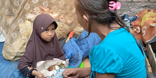 Gadis Cilik Ini Hidup Sendiri Rawat Ibu Kandung ODGJ, Kisahnya Bikin Menangis