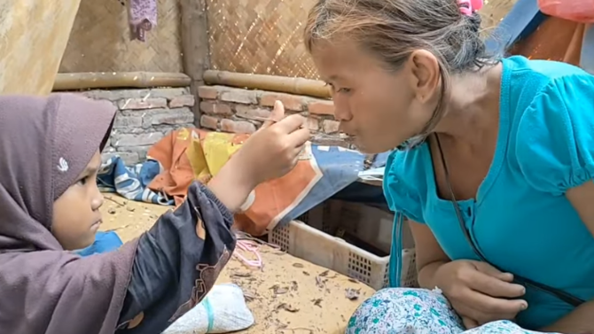 gadis cilik ini hidup sendiri rawat ibu kandung odgj