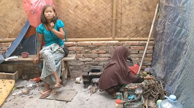 gadis cilik ini hidup sendiri rawat ibu kandung odgj