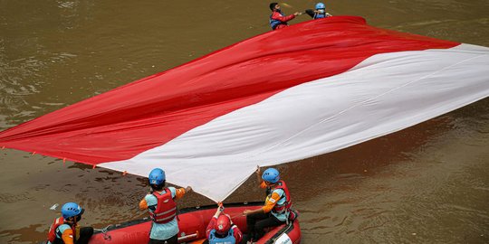 Merah Putih Membentang di Kali Ciliwung