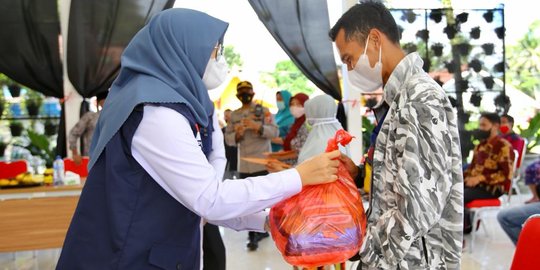 Pemkab Banyuwangi Salurkan Sembako untuk Pemandu Kawah Ijen - Vimarsana News