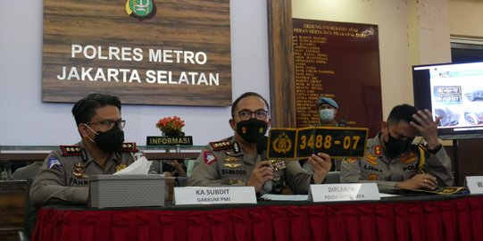 Kronologi Mobil Fortuner Lawan Arah dan Tabrak Dua Mobil di Jaksel