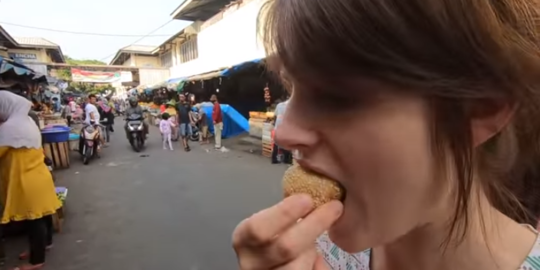 Bule Cantik Makan Onde-onde di Pasar Tradisional Diliatin Terus Sama Pengunjung