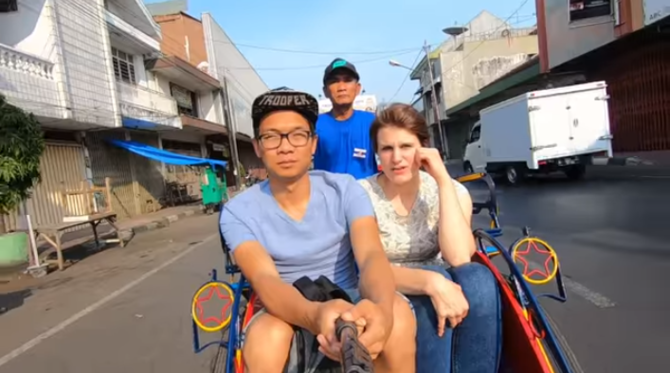 bule cantik makan onde onde di pasar tradisional