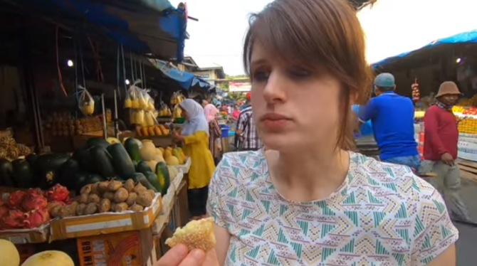 bule cantik makan onde onde di pasar tradisional