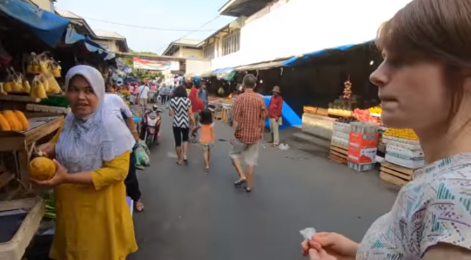 bule cantik makan onde onde di pasar tradisional