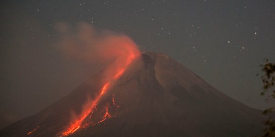 Gunung Merapi Luncurkan Guguran Lava Pijar Sejauh 2 Km