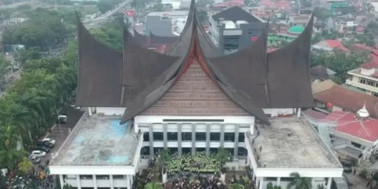 Pengadaan Baju Dinas 65 Anggota DPRD Sumbar Memakan Anggaran Rp908 Juta