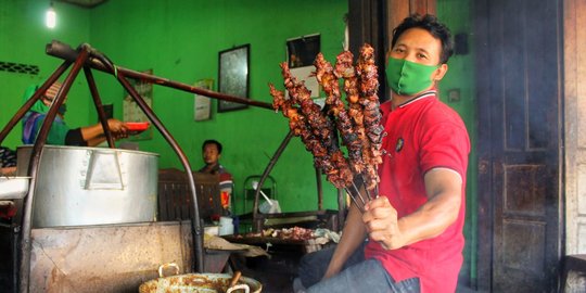 Menikmati Sate Kambing Jumbo Tali Roso Klaten, Panjang Tusuknya 30 cm