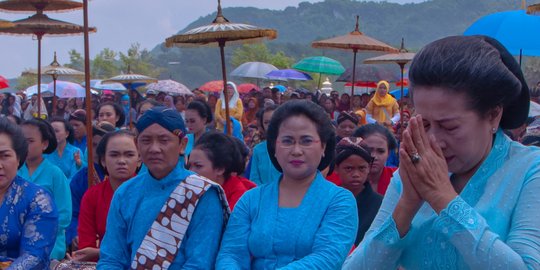 Ucap Doa di Bulan Suro dalam Tradisi Labuhan Hondodento Pantai Parangkusumo