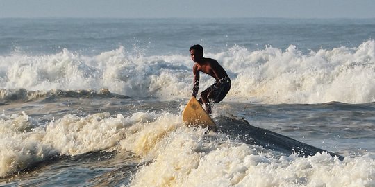 Mengarungi Ganasnya Ombak Pantai Widarapayung Cilacap