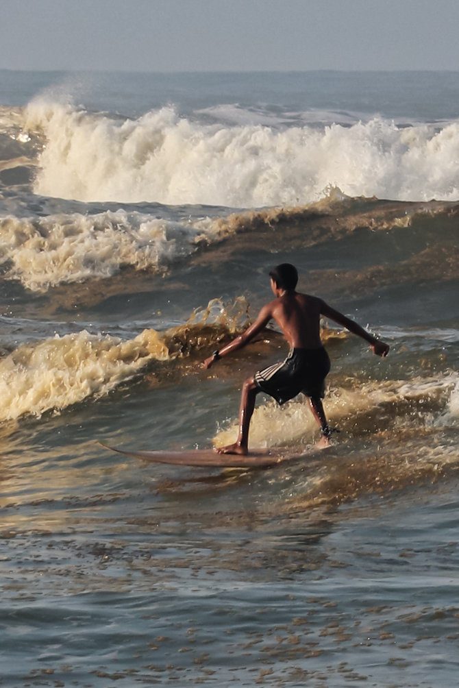 surfing ganasnya ombak pantai widarapayung