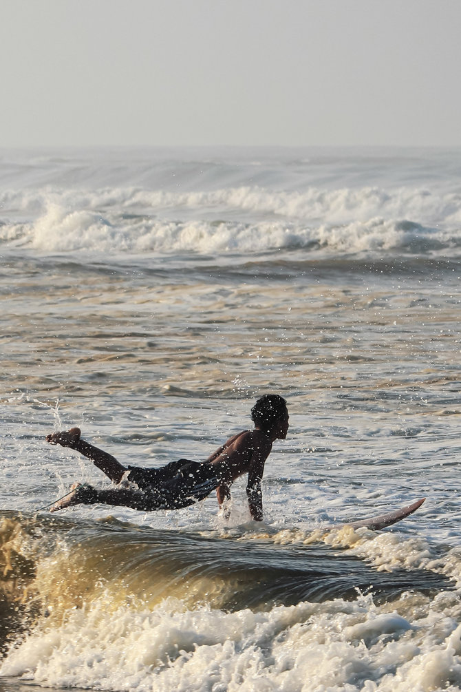 surfing ganasnya ombak pantai widarapayung