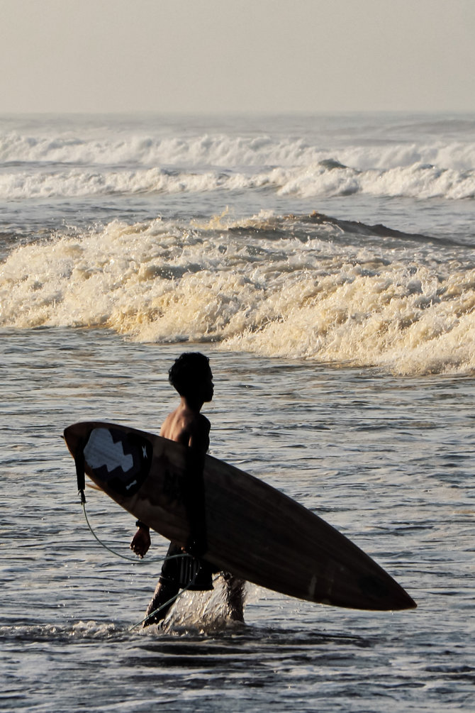 surfing ganasnya ombak pantai widarapayung