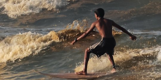 Surfing Pantai Widarapayung Cilacap yang Terkenal hingga Mancanegara