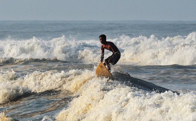 surfing ganasnya ombak pantai widarapayung