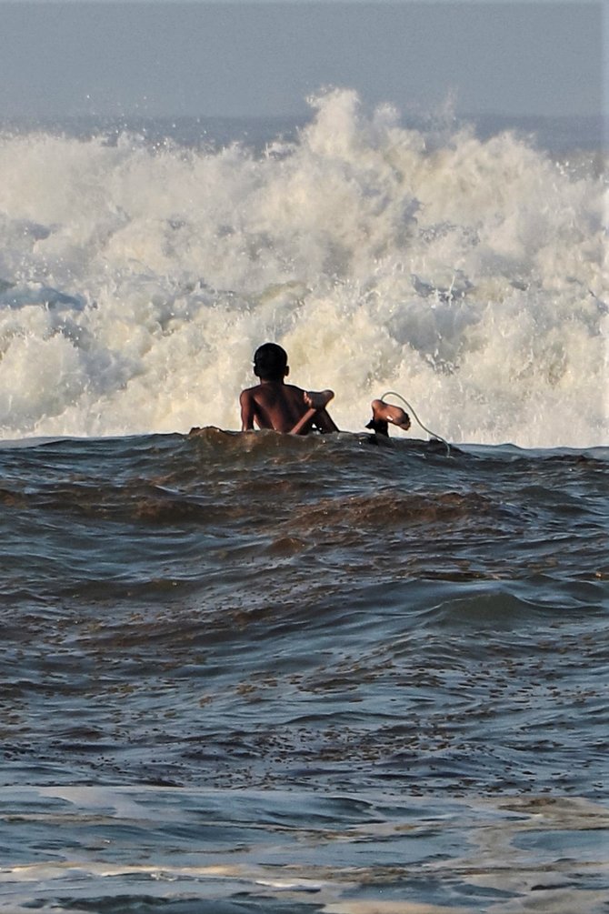 surfing ganasnya ombak pantai widarapayung
