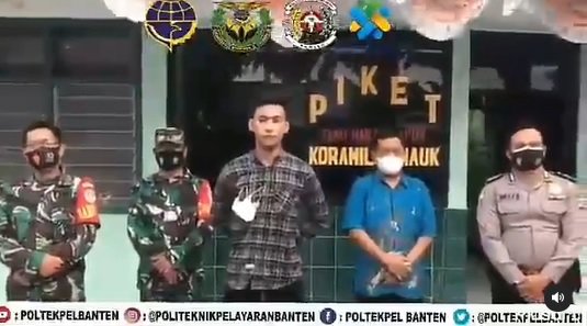 taruna pelayaran akhirnya dibawa ke koramil tni bicara sambil diapit dua tentara