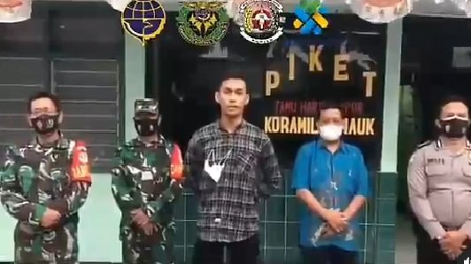taruna pelayaran akhirnya dibawa ke koramil tni bicara sambil diapit dua tentara