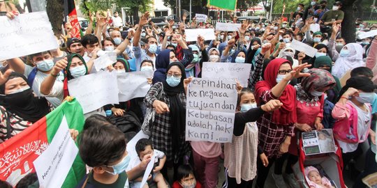 Aksi Pencari Suaka Afghanistan Geruduk Kantor UNHCR di Jakarta