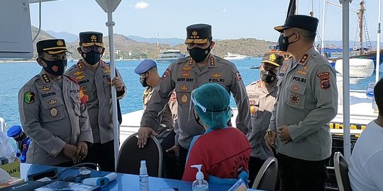 Wakapolri Tinjau Vaksinasi Terapung di Labuan Bajo, Minta Polda Lain Mencontoh