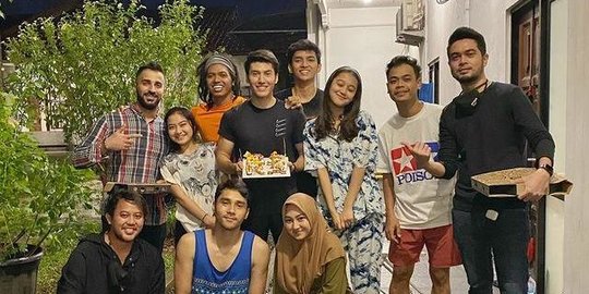 Dirayakan di Lokasi Syuting Love Story The Series, Intip Kejutan Ultah Bara Valentino