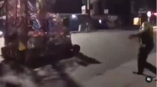 vespa modifikasi nyaris tabrak petugas polisi