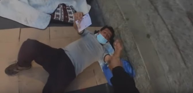 youtuber indonesia bagikan uang untuk tunawisma di la