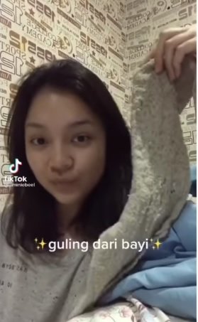 cewek ini tak bisa tidur kalau enggak ada si dora penampilan boneka jadi sorotan