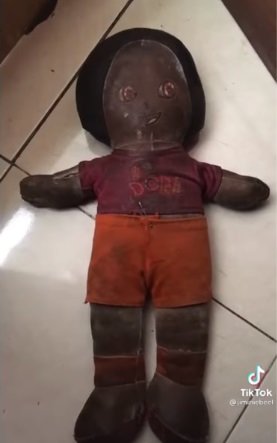 cewek ini tak bisa tidur kalau enggak ada si dora penampilan boneka jadi sorotan