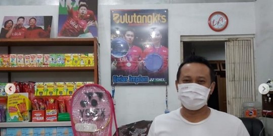 Intip Warung Kelontong Ibu Pebulutangkis Kevin Sanjaya, Jual Raket Sampai Pulsa HP