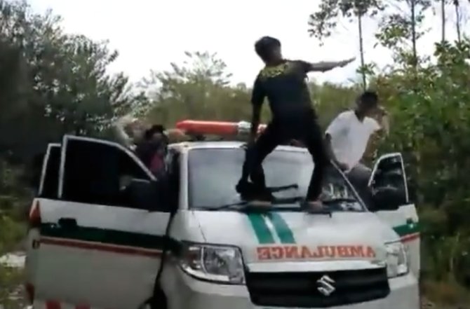 mahasiswa joget di atas ambulans di kalteng