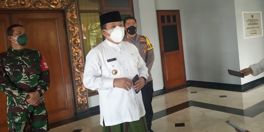 Bupati Jember 'Berlari' Tangani Pandemi di Masa Transisi