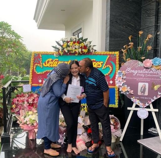 raih gelar sarjana ilmu komunikasi begini ungkapan haru prilly latuconsina