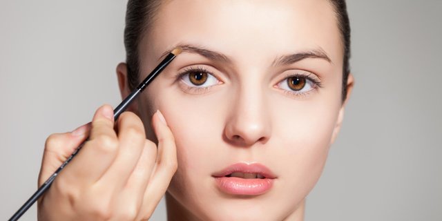 7 Cara Membentuk Alis untuk Pemula, Tampak Rapih dan Natural