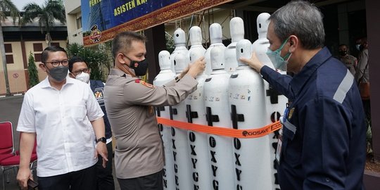 Kadin Bersama SKK Migas Serahkan Bantuan 300 Tabung Gas Oksigen kepada Polri