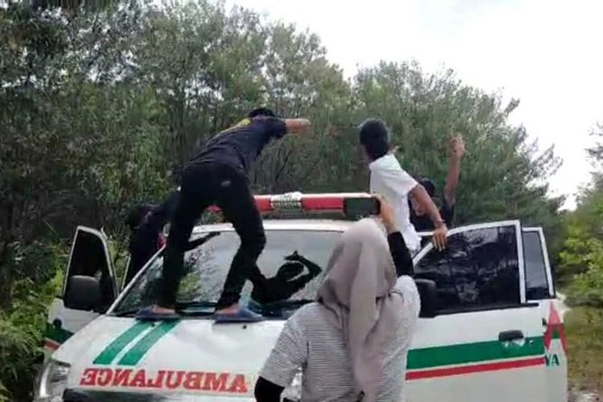 aksi viral mahasiswa joget di ambulans