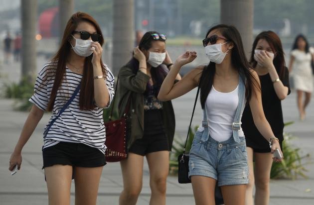 warga singapura memakai masker