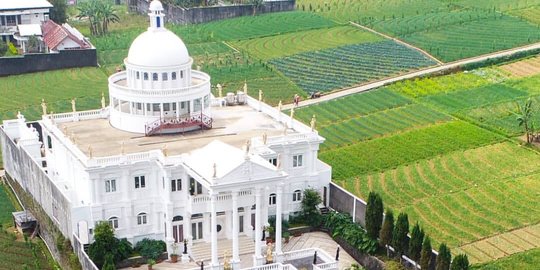 Potret Rumah Super Mewah di Tawangmangu, Ada di Tengah Sawah Halaman Seluas Lapangan