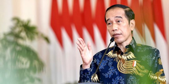 CEK FAKTA: Hoaks, Foto Jokowi Baca Buku Berjudul 