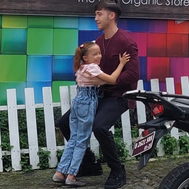tampil kompak intip 4 potret stefan william bareng marie brittany pemain badai pasti