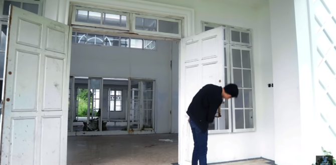 potret rumah milyaran rupiah terbengkalai di tengah hutan