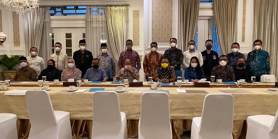 Anies dan Sejumlah Anggota DPRD DKI Bahas Formula E di Rumah Dinas