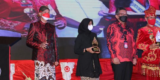 PDIP Anugerahi Ganjar Penghargaan Spesial Trisakti Tourism Award 2021 - Vimarsana News