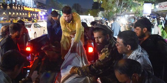 Pasukan Taliban Perketat Pengamanan di Bandara Kabul Setelah Serangan Bom ISIS - Vimarsana News