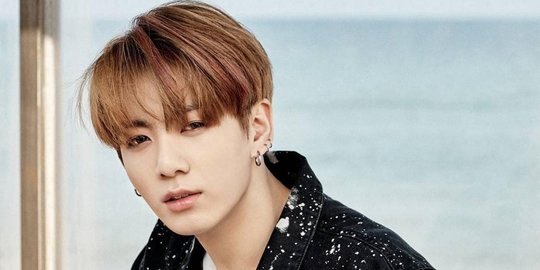 Jungkook BTS Lepas Softlens di Atas Panggung, Bikin Ngilu Lihatnya