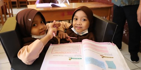 Melihat Semangat Kembar Siam Al Dewi dan Al Putri di Garut Ikuti Belajar Tatap Muka