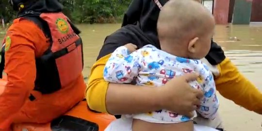 Melihat Aksi Basarnas Evakuasi 10 Bayi & Balita dari Lokasi Banjir Balikpapan