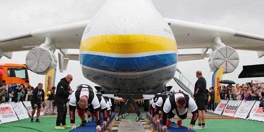 Aksi Atlet Ukraina Tarik Pesawat Kargo Terbesar dan Terberat Dunia